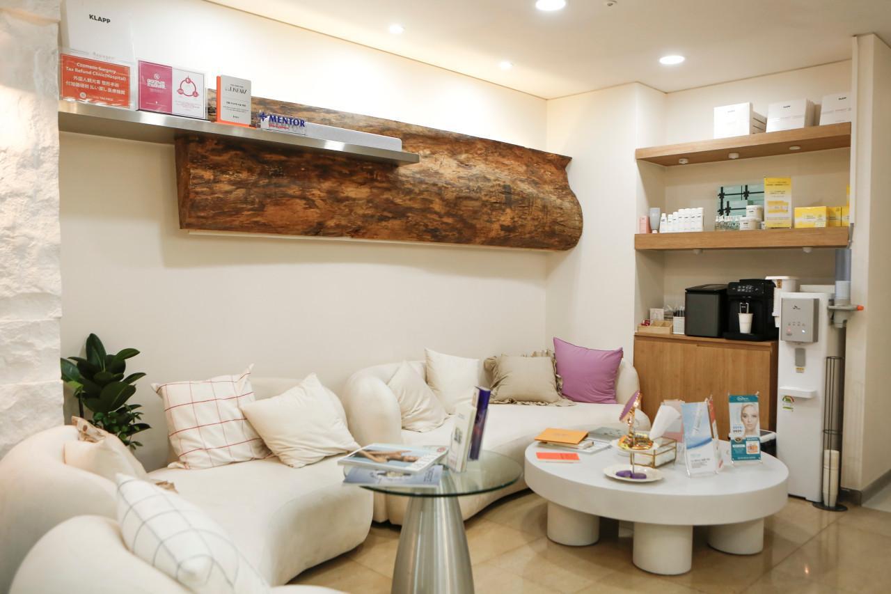 Eyeconiq Plastic Surgery1
